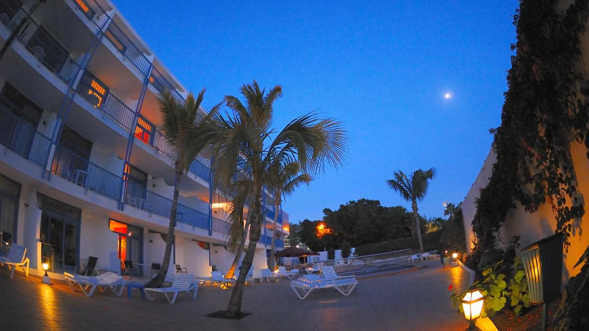 Aparthotel Costa Volcán&Spa Puerto del Carmen  2*, Puerto del Carmen (Lanzarote) España